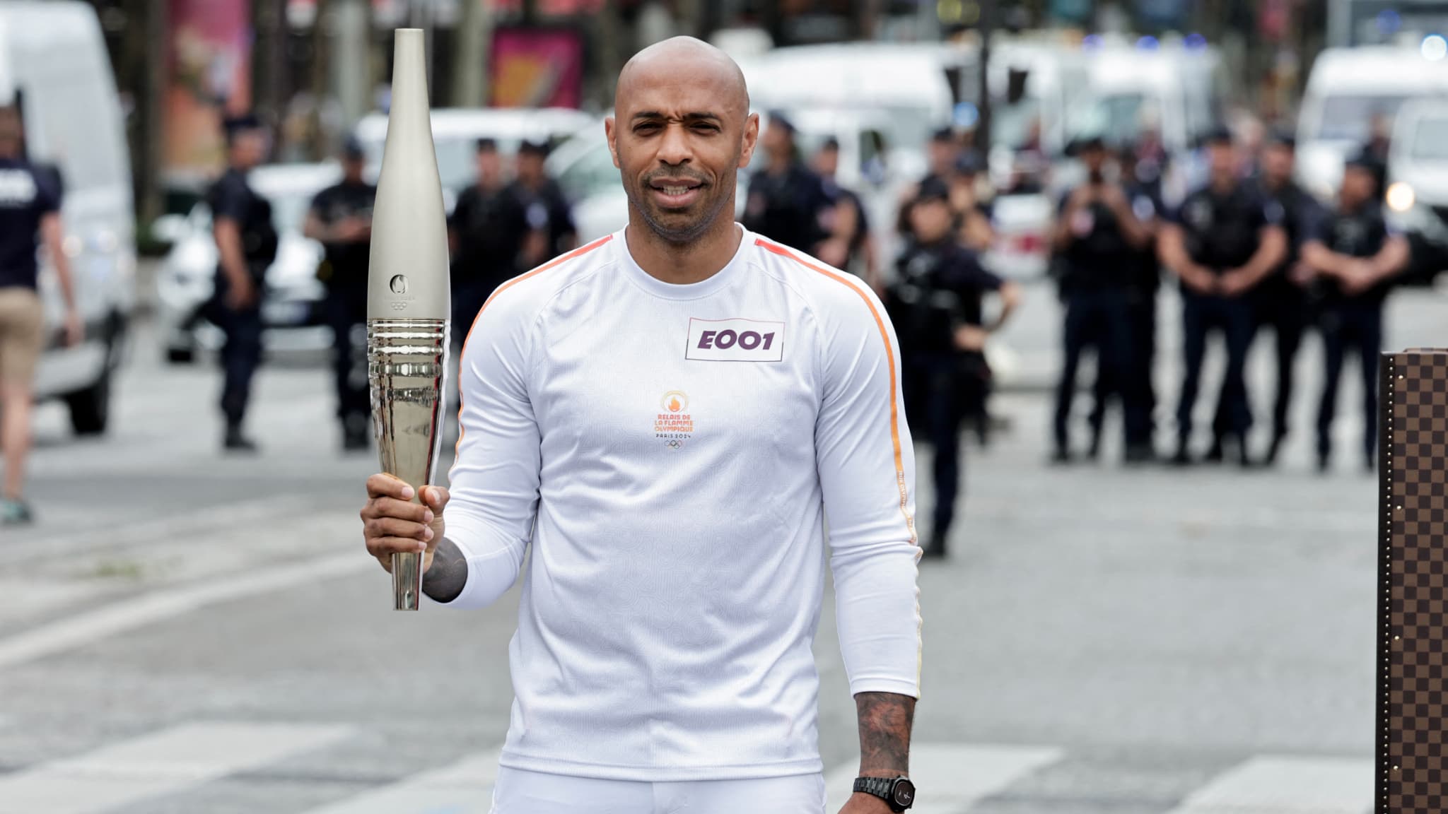 DIRECT. JO de Paris 2024: les images de la flamme olympique à Paris avec Henry et Dicko comme premiers relayeurs